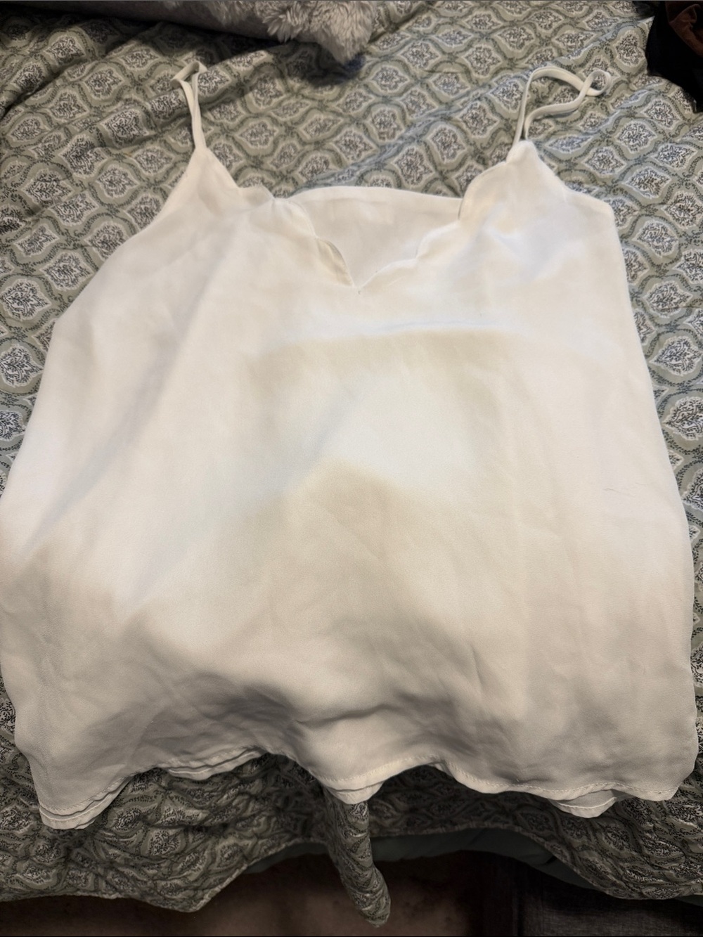 Socialite White Scalloped V-Neck Camisole